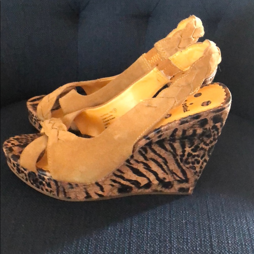 Not Rated Size 9 mustard and leopard print shoes